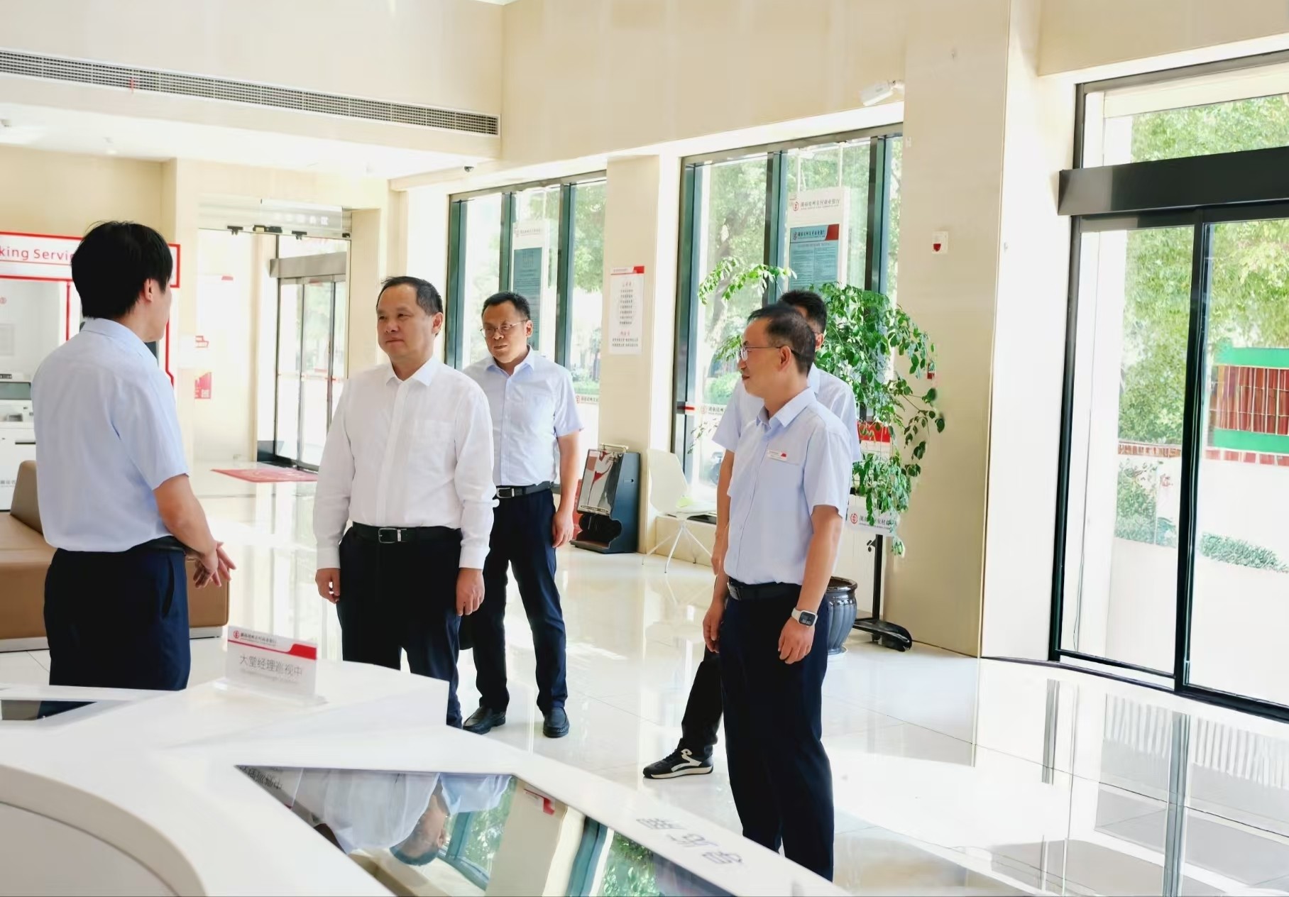 黃向陽出席第五屆湖南旅游發展大會簽約 并赴中方、靖州農商銀行調研